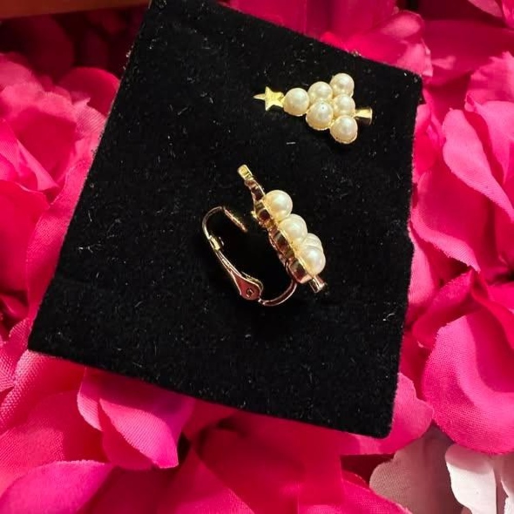Avon Vintage 1999 Pearlesque Tree Gold‎ Tone Faux Pearl Clip On Earrings Boxed